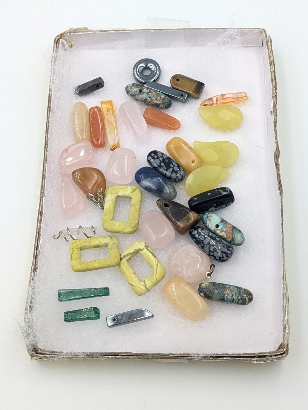 Lot mixture of gemstone beads and pendants